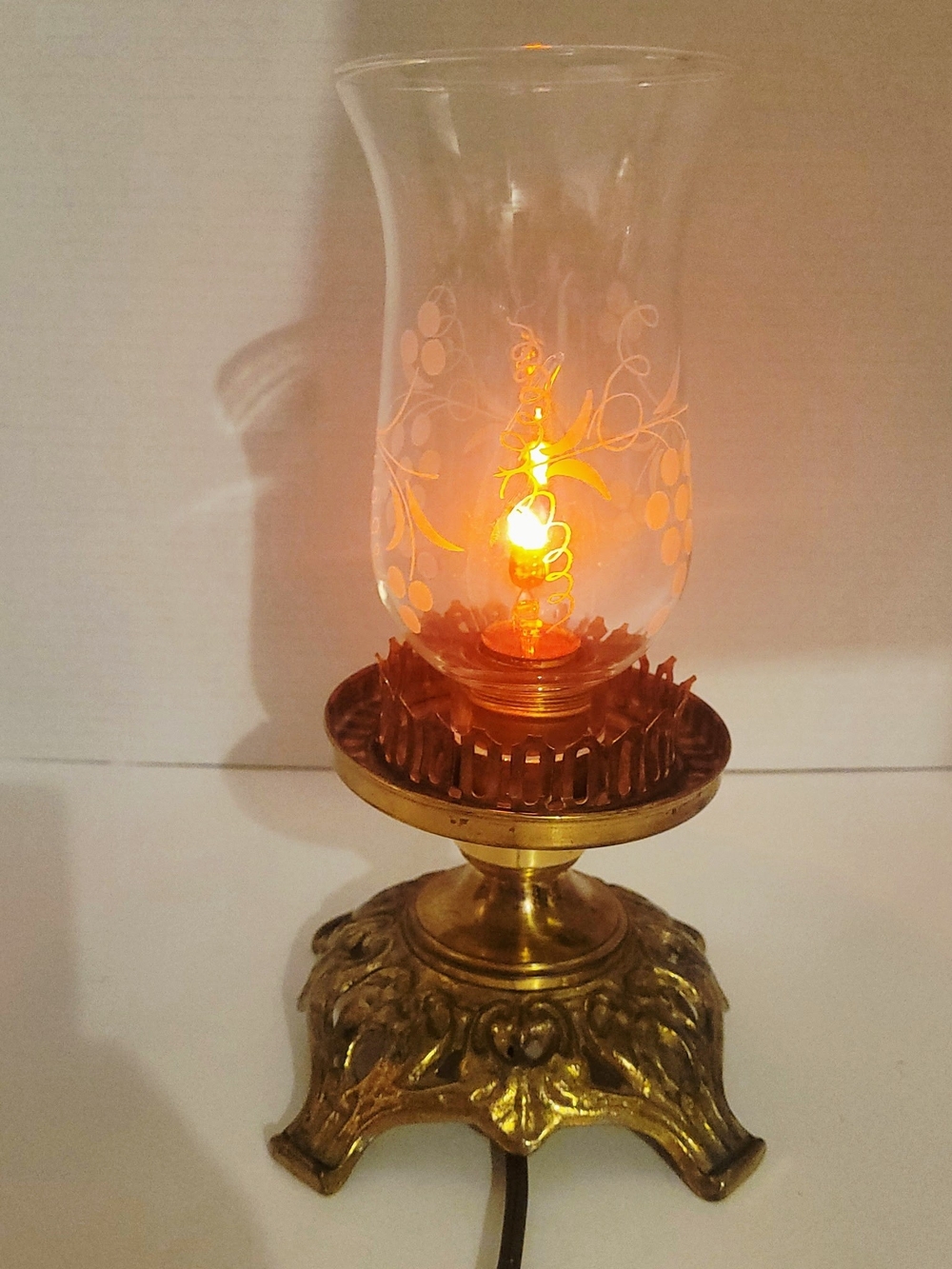 Vtg 70s~Electric Glass Hurricane Boudoir Lamp~FloralShade~Brass Base~Flame Bulb